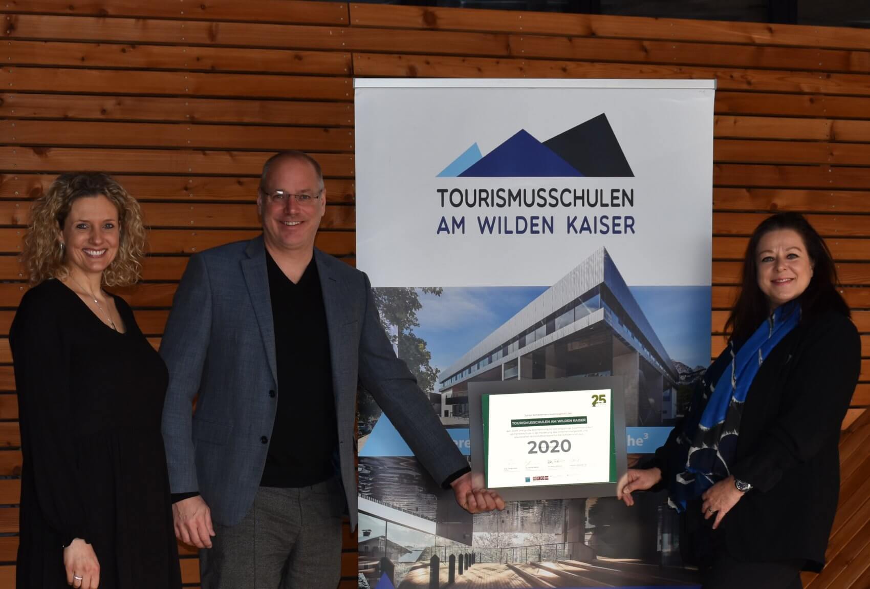Auch das pädagogische Team der Junior Company der Tourismusschulen Am Wilden Kaiser mit MMag. Anna Edenhauser, Mag. Patrick Merkl und Direktorin Anita Aufschnaiter (v.l.) durfte sich über die Auszeichnung freuen.