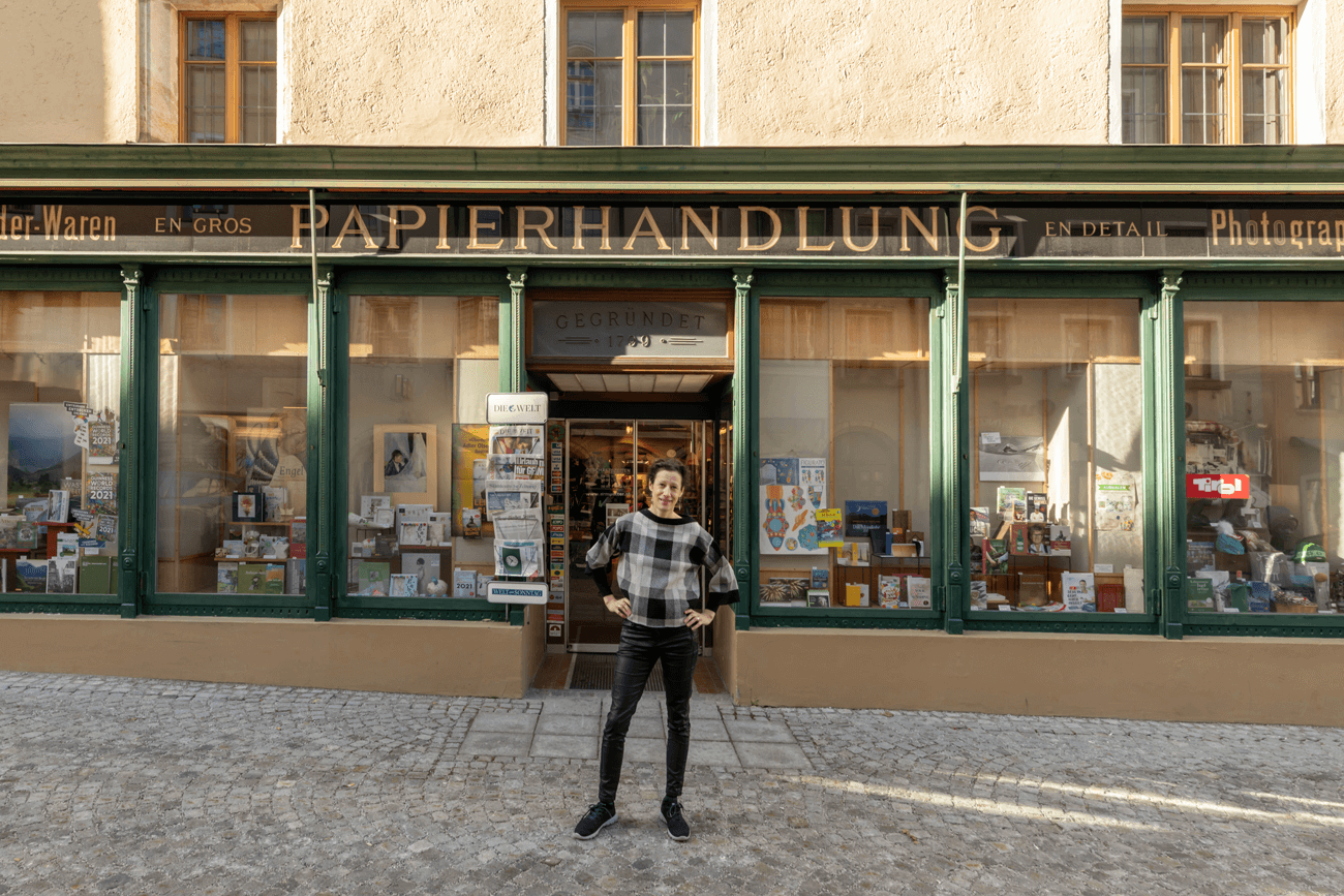 Sonja Altenburger vor ihrem Geschäft in Rattenberg