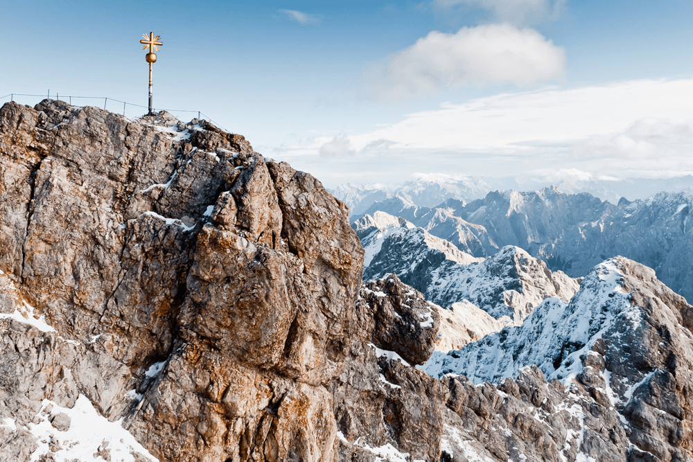 Trennend und verbindend zugleich - die Zugspitze kann durchaus als geografisches Sinnbild für die engen Beziehungen zwischen Bayern und Tirol gesehen werden.