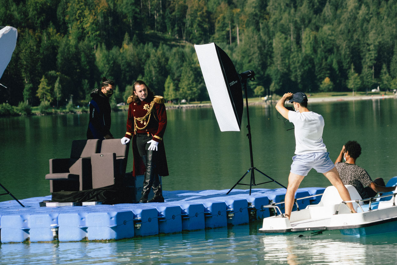 Michael Venier mit einem Kamerateam beim Filmdreh auf einem See