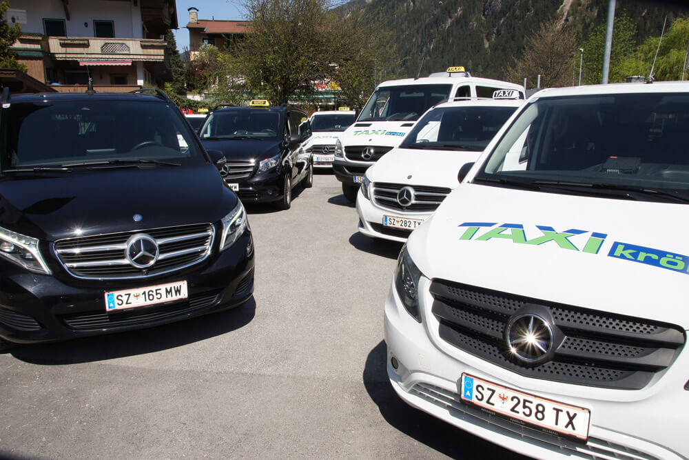 Der Fuhrpark von Taxi Kröll in Mayrhofen.