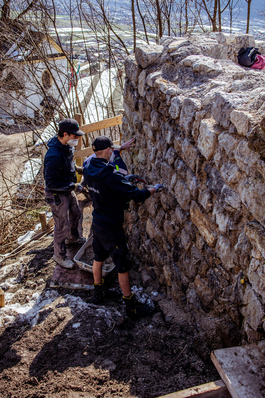 Lehrlinge arbeiten an der Burgruine Thaur