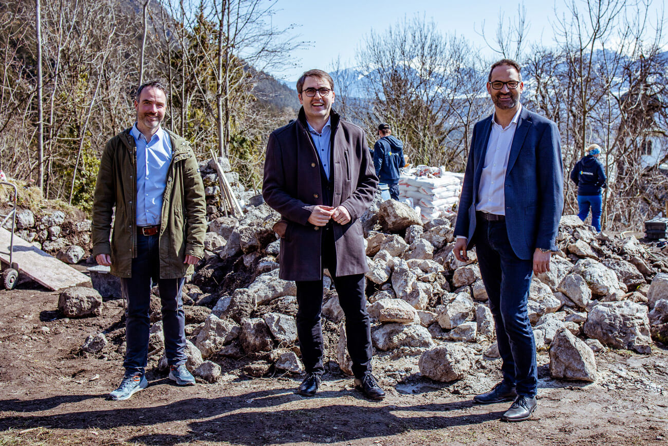 Mario Erhard (BAUakademie Tirol), Bauinnungsmeister Anton Rieder und WK-Präsident Christoph Walser sind begeistert von dem Lehrlings-Projekt (v.l.).