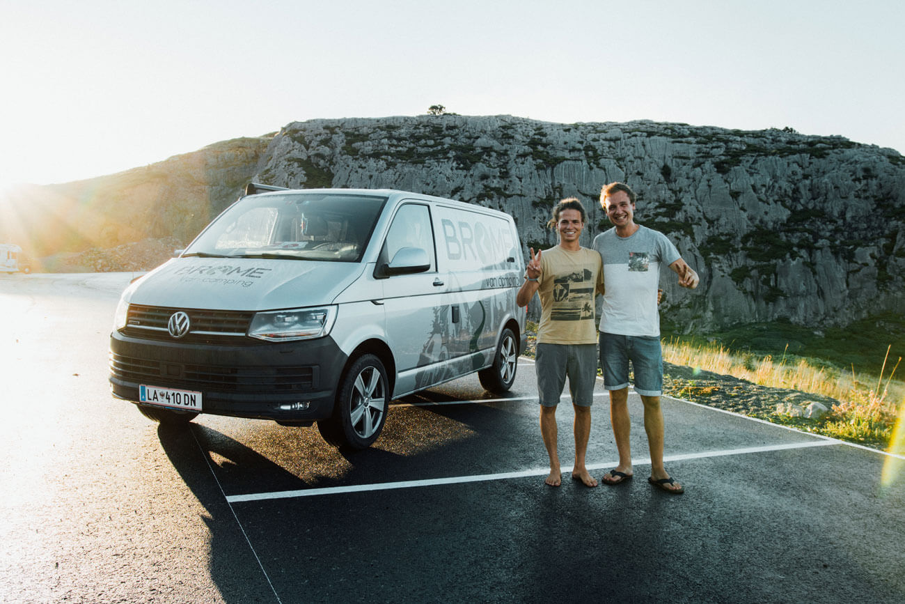 Peter Tschallener und Gregor Schwärzler – die Gründer von „Brome Van Camping“ vor einem Campingbus.