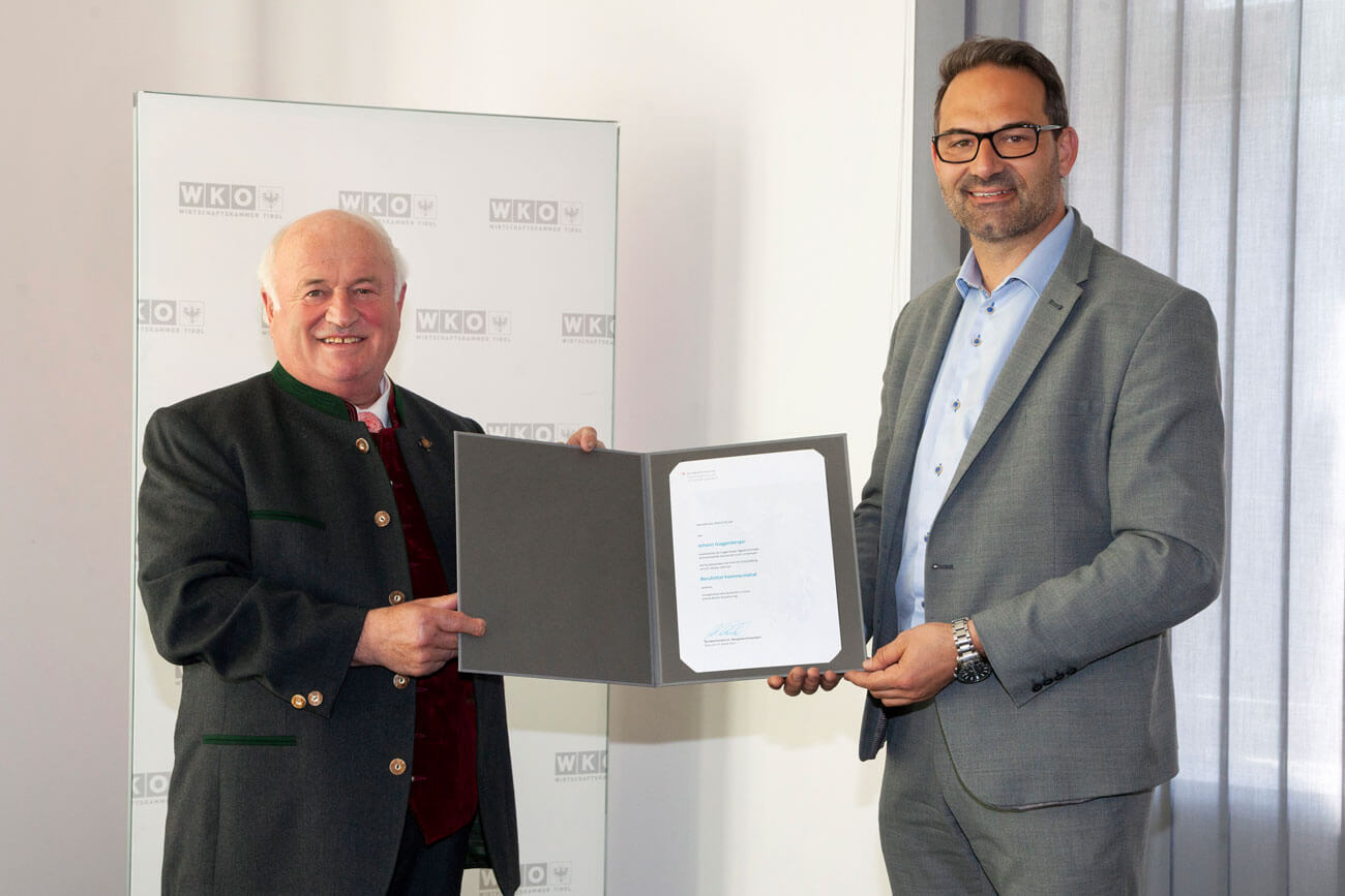 WK-Präsident Christoph Walser (r.) überreichte dem frischgebackenen Kommerzialrat Hans Guggenberger (l.) die Auszeichnung.