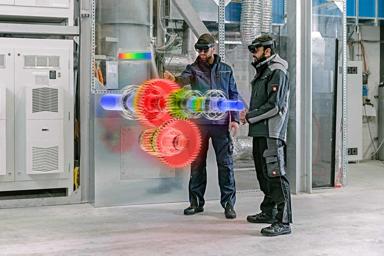 Zwei Ingenieure nutzen die Augmented Reality-Technologie von Holo-Light
