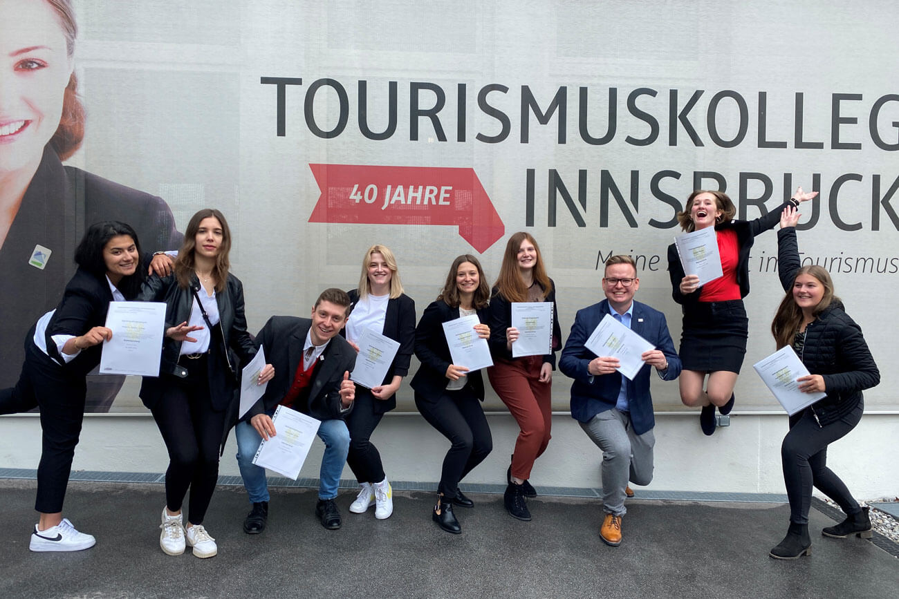 Gruppenfoto der Absolventen 2021 des Tourismuskolleg Innsbruck