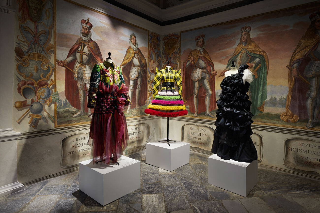 Drei Kleidungsstücke der Tiroler Kleidermacher zu sehen in der Sondersausstellung 