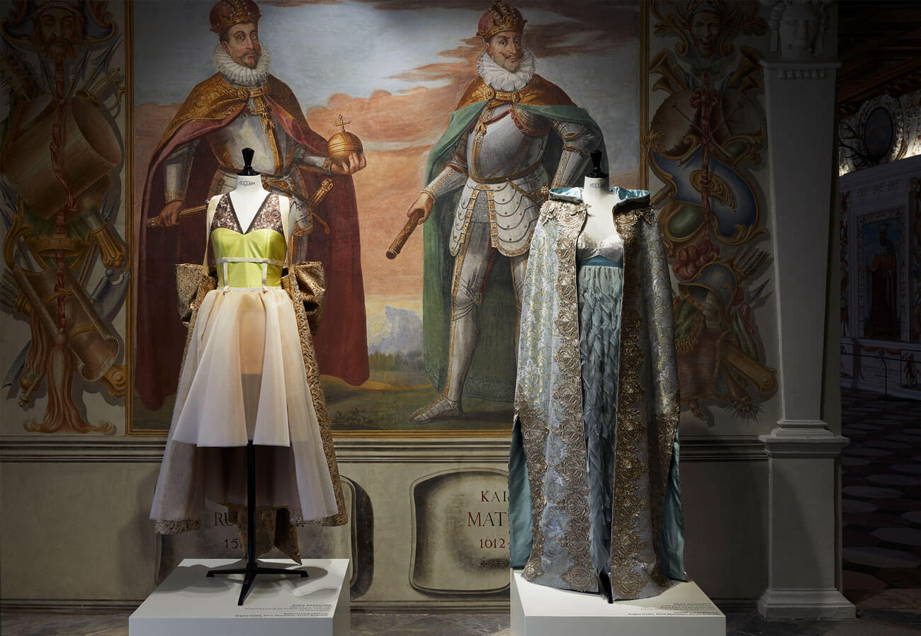 Kleidungsstücke der Tiroler Kleidermacher zu sehen in der Sondersausstellung "Mode schauen" auf Schloss Ambras