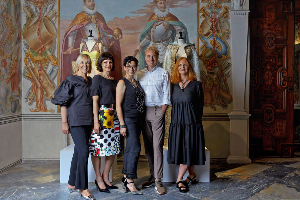 Kreativleiterin Carla Rumler mit den Kleidermachern Kerstin Radnetter, Silvia Abendstein, Christian Neff und LIM Brigitte Huditz (von links).
