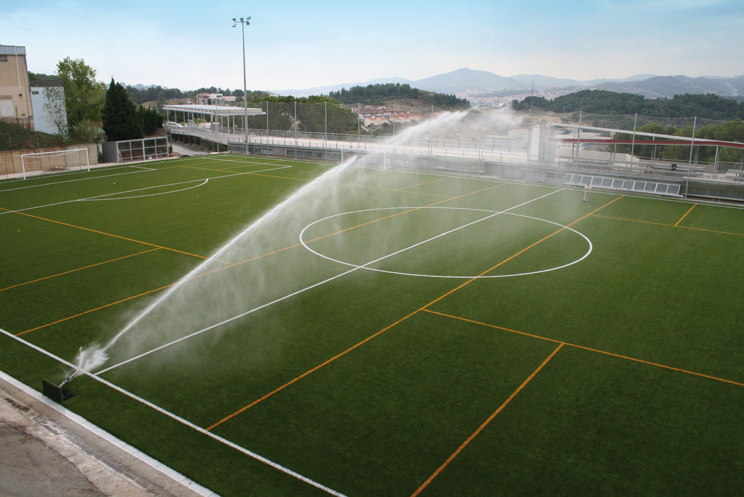 Bewässerung eines Fußballplatzes durch eine Anlage von Komet Austria