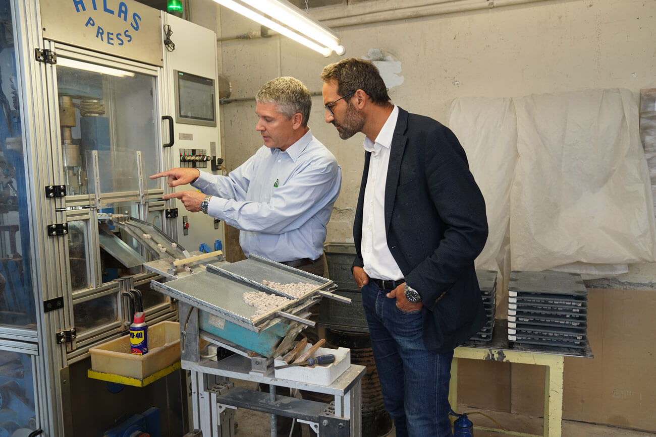 Markus Dax gewährte WK-Präsident Christoph Walser einen eindrucksvollen Einblick in die Produktion und die Qualitätssicherung seines Unternehmens Steka.