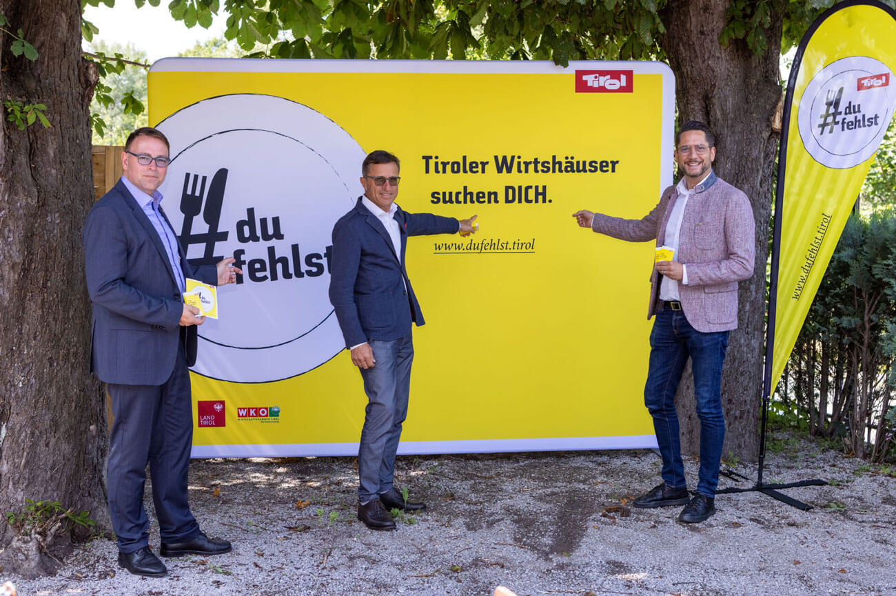 Alexander Plaikner (Universität Innsbruck/UMIT Tirol), Josef Margreiter (Lebensraum Tirol Holding) und Alois Rainer (WK Tirol Fachgruppenobmann Gastronomie) (v.l.) bei der Präsentation der Kampagne #dufehlst.