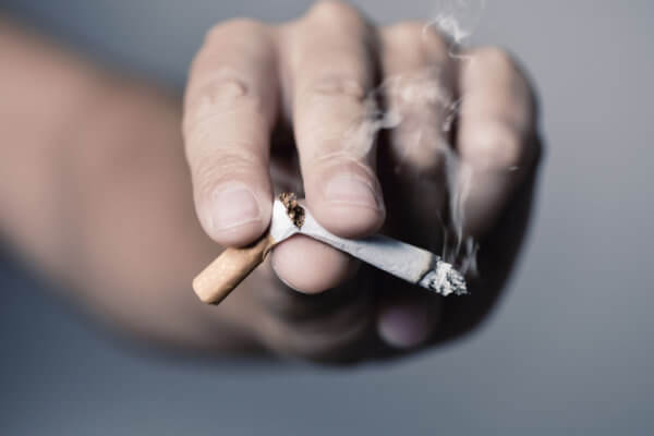 Monika Albrecht hilft bei der Rauchentwöhnung - Symbolbild mit geknickter Zigarette