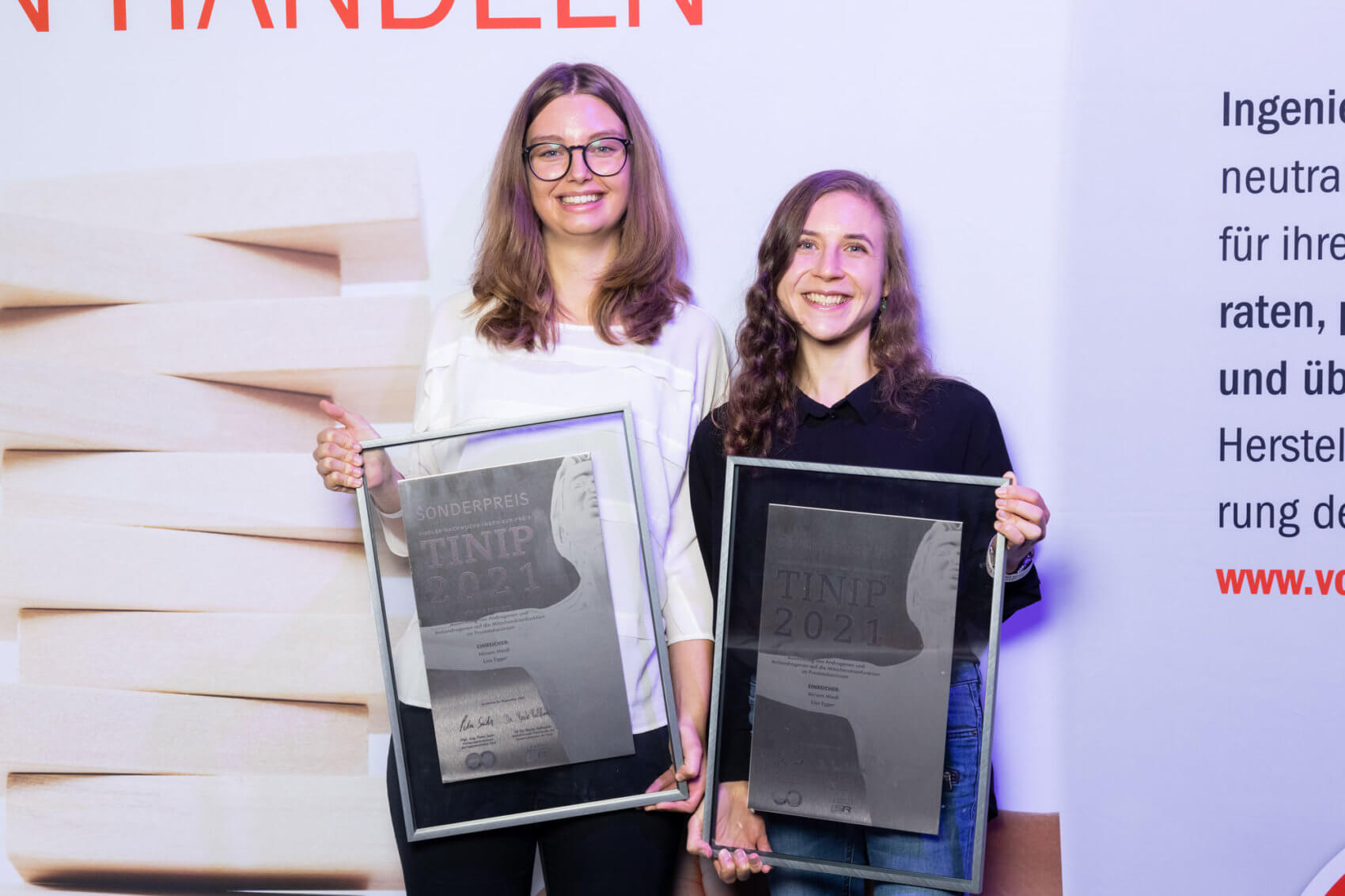 Wurden für ihr außerordentliches Engagement mit dem Sonderpreis belohnt: Miriam Miedl und Lisa Egger (v.l.) von der Kramsach Chemie.