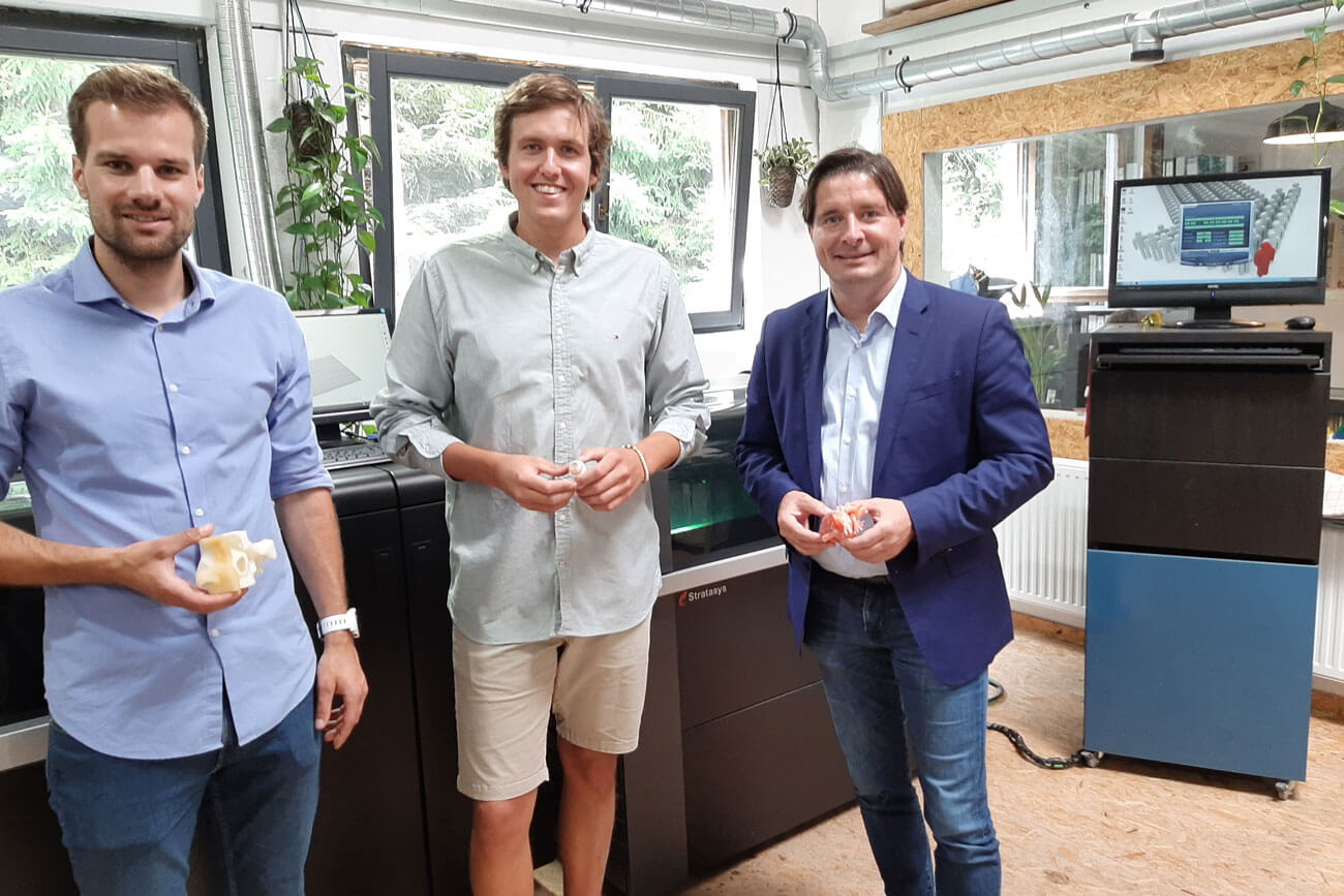 Alexander Hechenberger (Gründer der Addion GmbH) führte Bezirksobmann Peter Seiwald (r.) und Andreas Holaus (l.) in die Welt des 3D-Drucks ein.