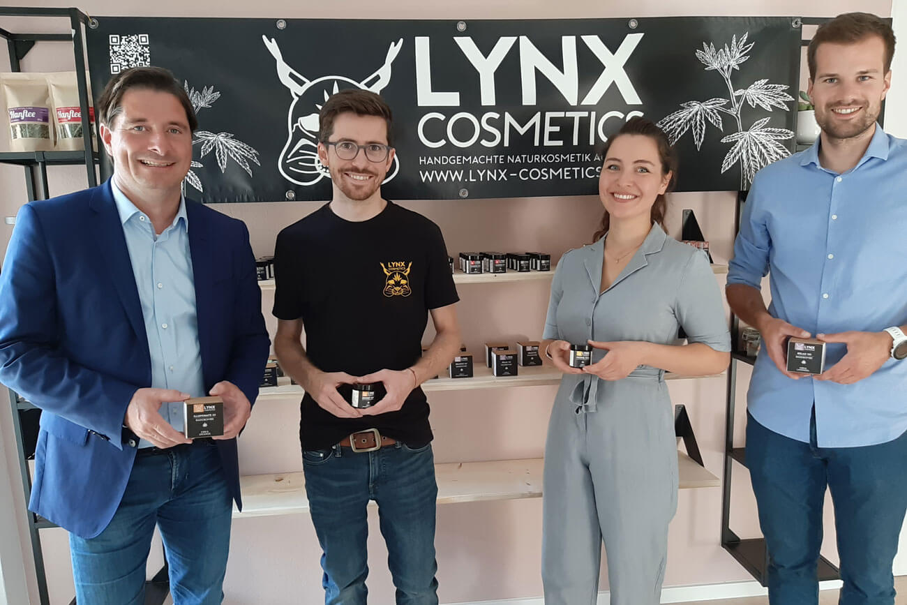 WK-Bezirksobmann Peter Seiwald (l.) und Andreas Holaus (iNK; 2.v.l.) haben die Gründerin von Lynx Cosmetics, Ellina Hornberger und Andreas Holaus, an ihrem neuen Firmenstandort im Zentrum von Fieberbrunn besucht.