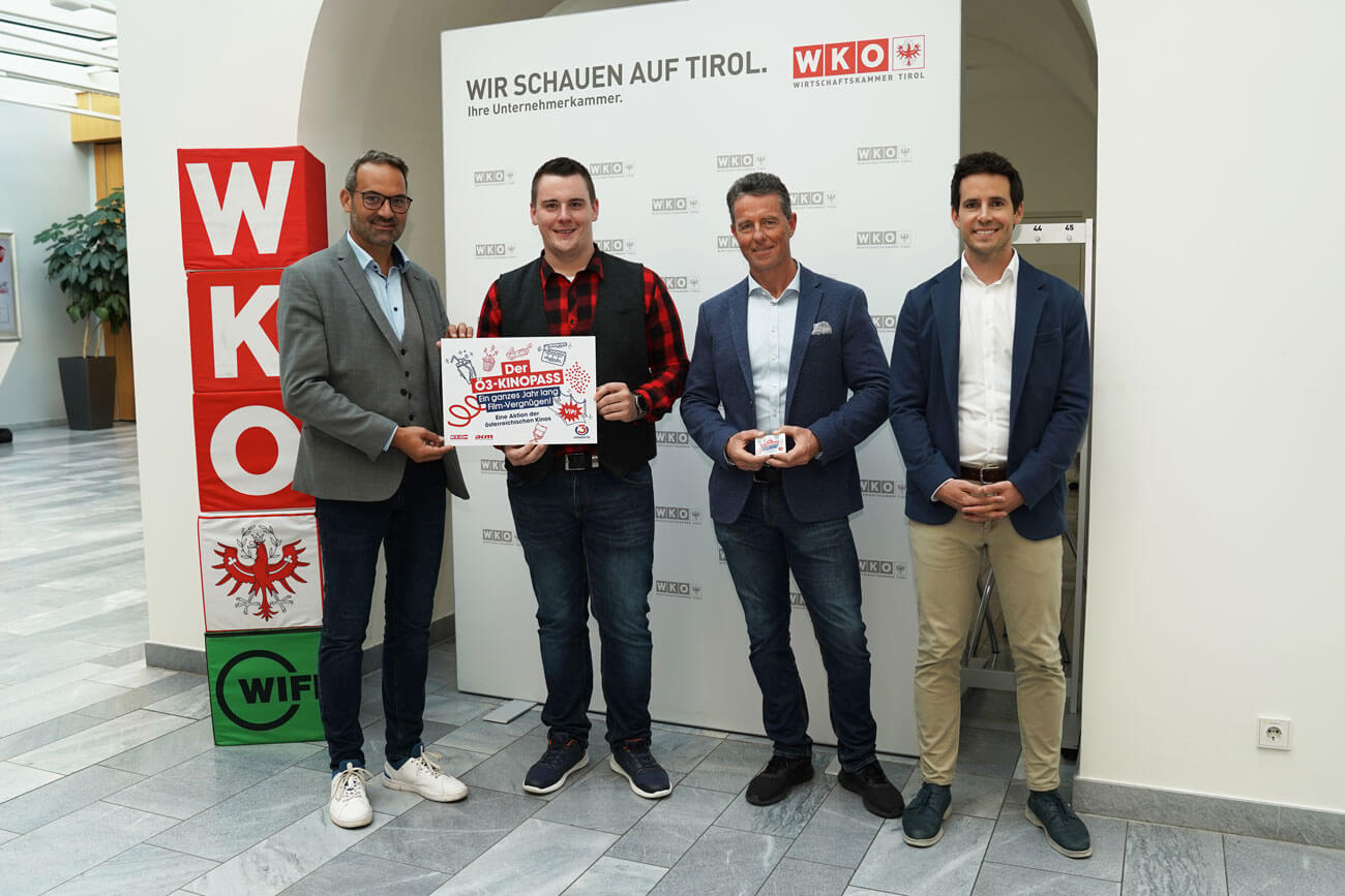 WK-Präsident Christoph Walser, Obmann der Tiroler Kinos Alexander Wurzenrainer und WK-Fachgruppengeschäftsführer Fabian Kathrein (v.l.) überreichten Lukas Zass (2.v.l.) den Ö3-Kinopass.
