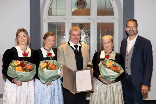 Unternehmer Andreas Kröll (3.v.l.) wurde von WK-Präsident Christoph Walser mit dem Kommerzialratstitel geehrt (r.). Seine Mutter Maria Kröll (2.v.l.) sowie seine Tochter Viktoria (l.) und Lebensgefährtin Anita (2.v.l.) waren bei der Verleihung mit dabei.