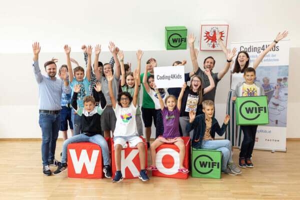 Das Projekt „Coding4Kids“ macht Initiatoren, Vortragenden und teilnehmenden Kinder sichtlich gleichermaßen Spaß.