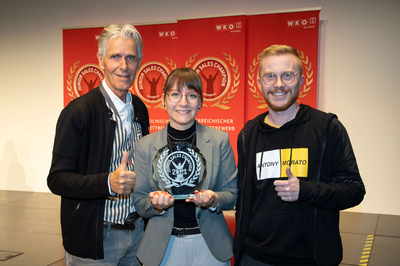 Mit „Junior Sales Champion“ Tara Fuchs freuen sich auch ihr Chef Levi Gezzele (r.) von Optik Gezzele in Reutte und das Tiroler Jury-Mitglied Günter Egger (l.).