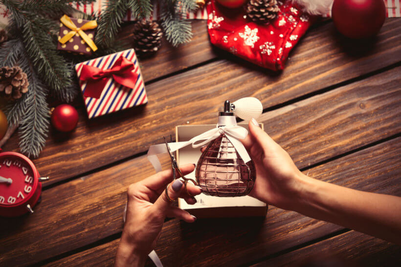 Symbolbild Weihnachtsgeschenk Parfum