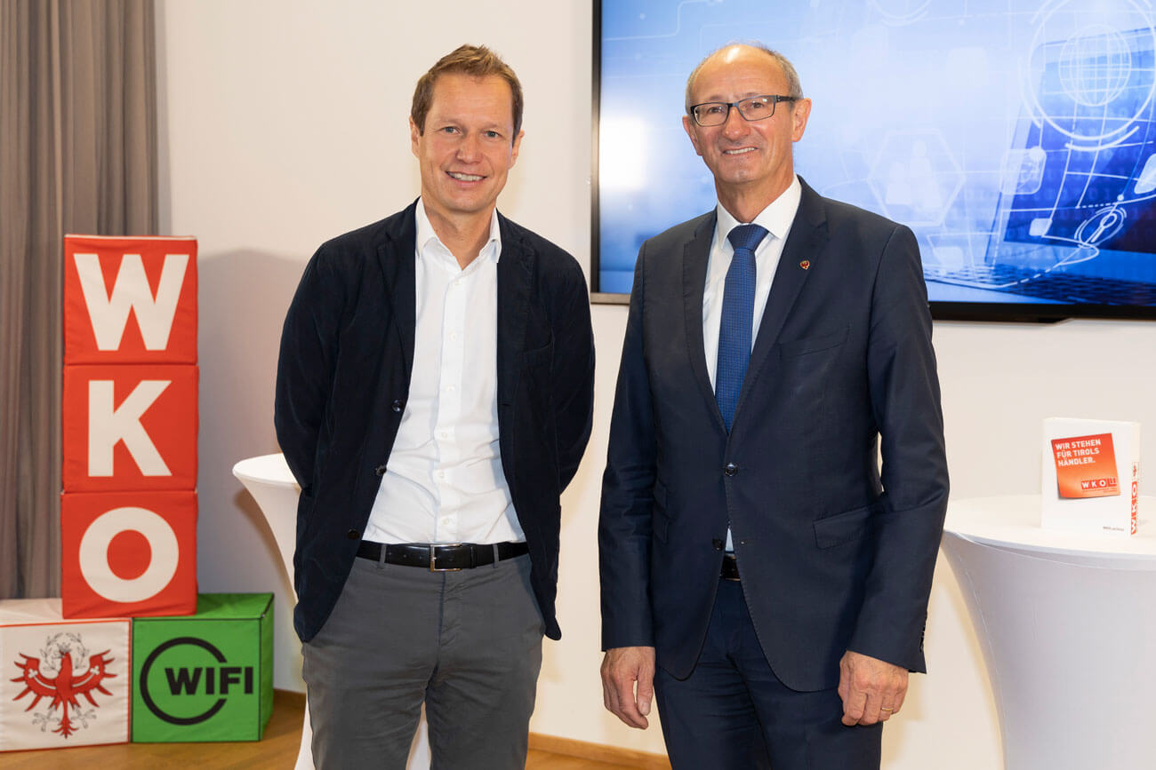 Wirtschaftslandesrat Anton Mattle (r.) und Handelsobmann Dieter Unterberger (l.) freuen sich über den Erfolg des Projekts Digital-Lotse, das nun landesweit ausgerollt wird.