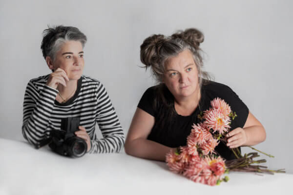 Meisterfotografin Birgit Pichler und Floristin Christine Buchner (r.) lassen ihrer Kreativität gern freien Lauf und schafften es mit ihren ausgefallenen wie aufwändigen Werken erneut ins „International Floral Art“.