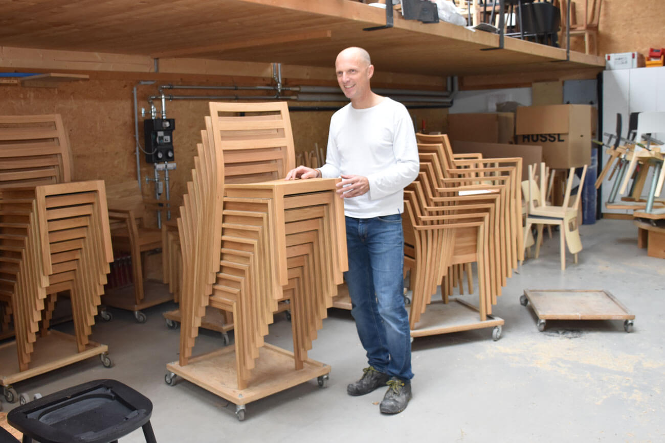 Geschäftsführer Peter Hussl hat ein Gespür für Möbel mit Charakter.