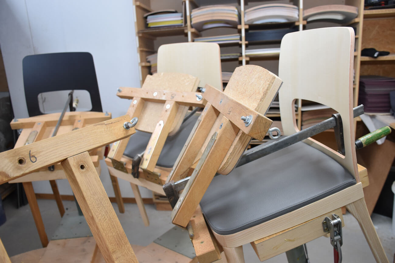 Das verarbeitete Holz für die Sitzmöbel kommt von regionalen Händlern.