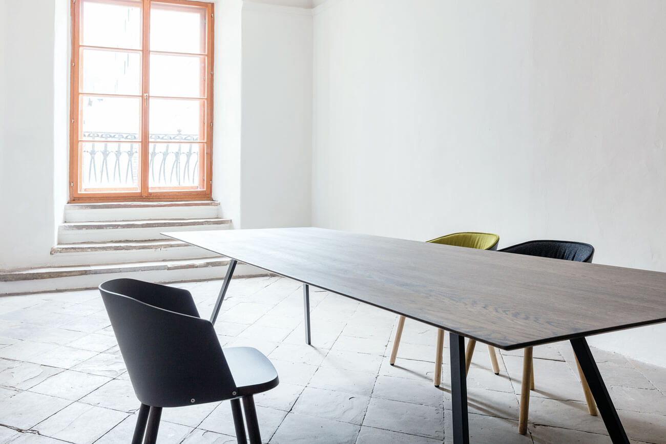 Stühle und Tische von Hussl sind nicht nur praktisch, sondern auch optisch ansprechend.