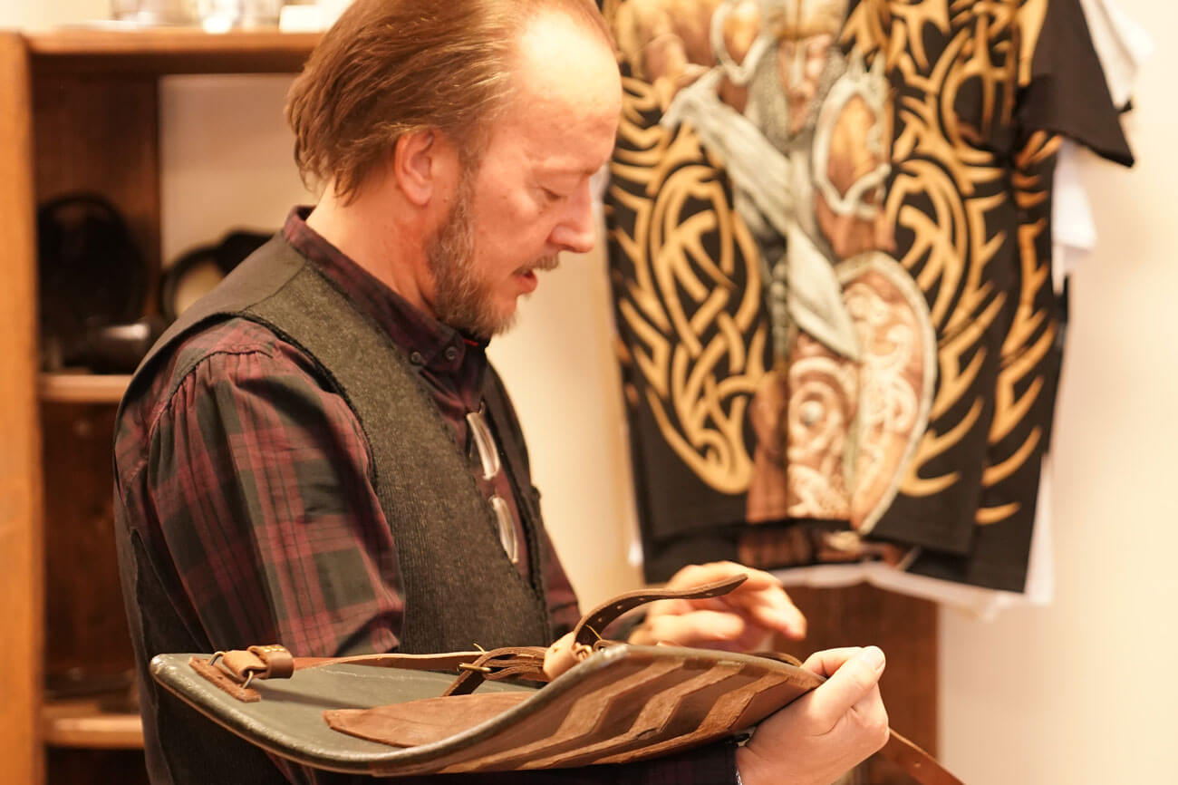 Der leidenschaftliche Kunsthandwerker Mario Haselberger ist in seinem Shop ganz in seinem Element.