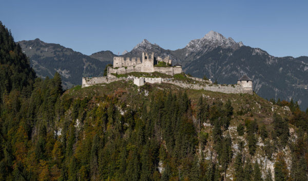 Die Burgenwelt Ehrenberg thront seit mehr als 700 Jahren über dem Reuttener Becken - zum Publikumsmagneten hat sie sich mit einer Vielzahl an historischen Exponaten aber erst in der jüngsten Vergangenheit entwickelt.