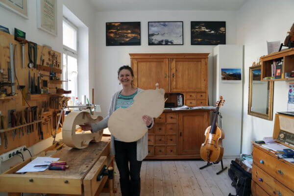 Genau so hat sich Claudia Unterkofler ihre Arbeit als Instrumentenmacherin vorgestellt – selbstständig in ihrer Ein-Frau-Werkstatt in Pradl.