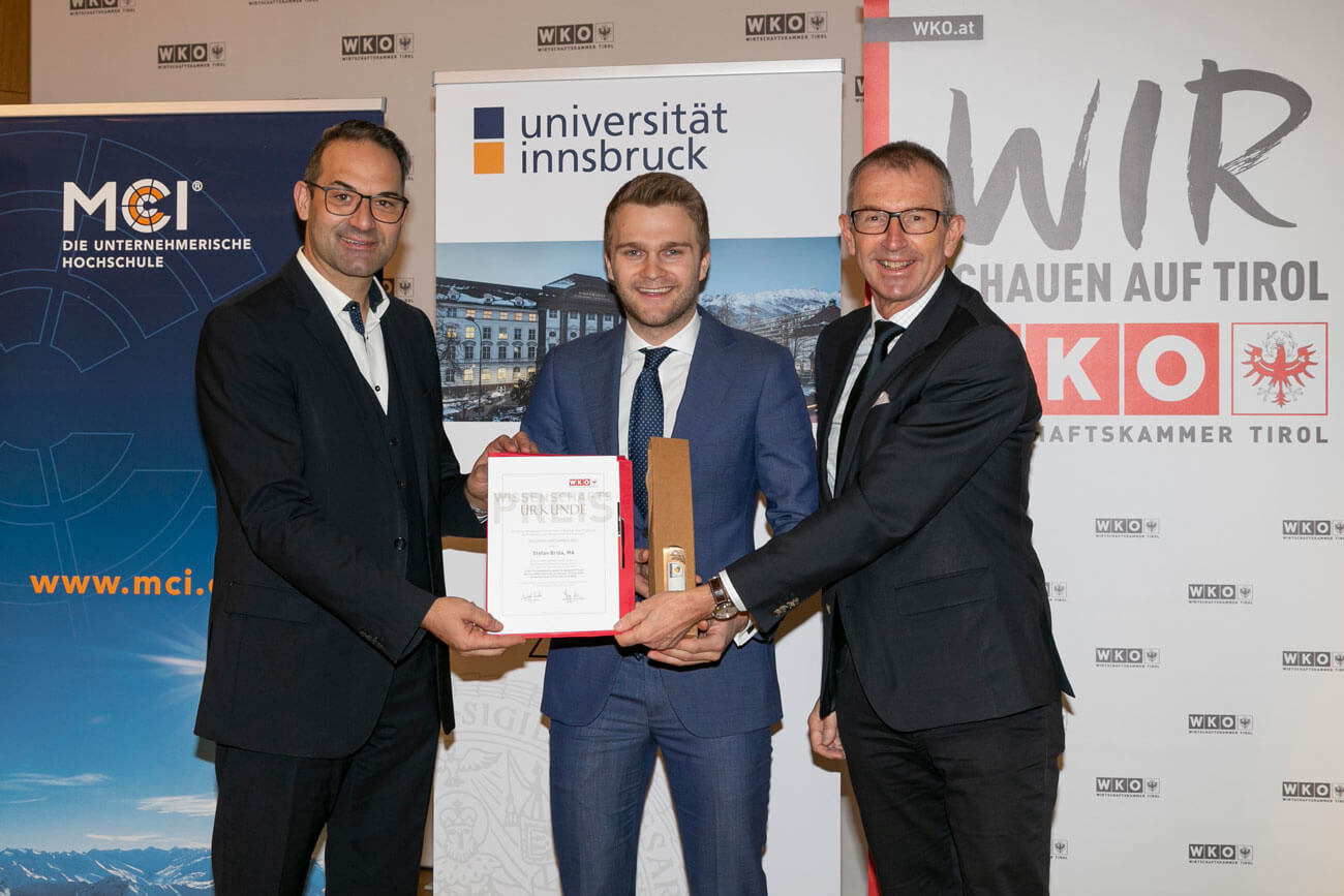 WK-Präsident Christoph Walser und Andreas Altmann (Rektor MCI) gratulierten Stefan Brida zur Auszeichnung.