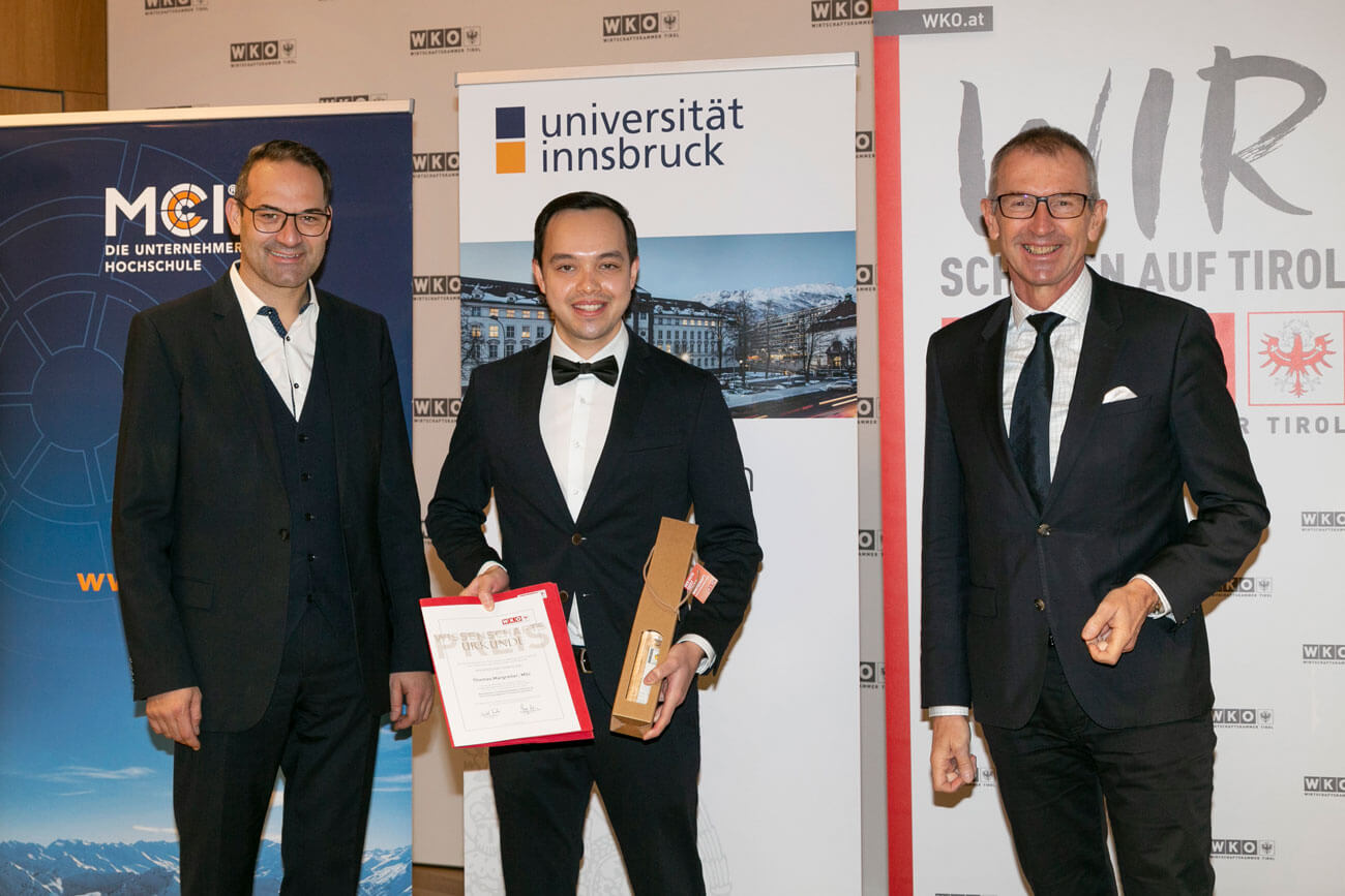 WK-Präsident Christoph Walser (l.) und Andreas Altmann (Rektor MCI, r.) gratulierten Thomas Margreiter zur Auszeichnung.