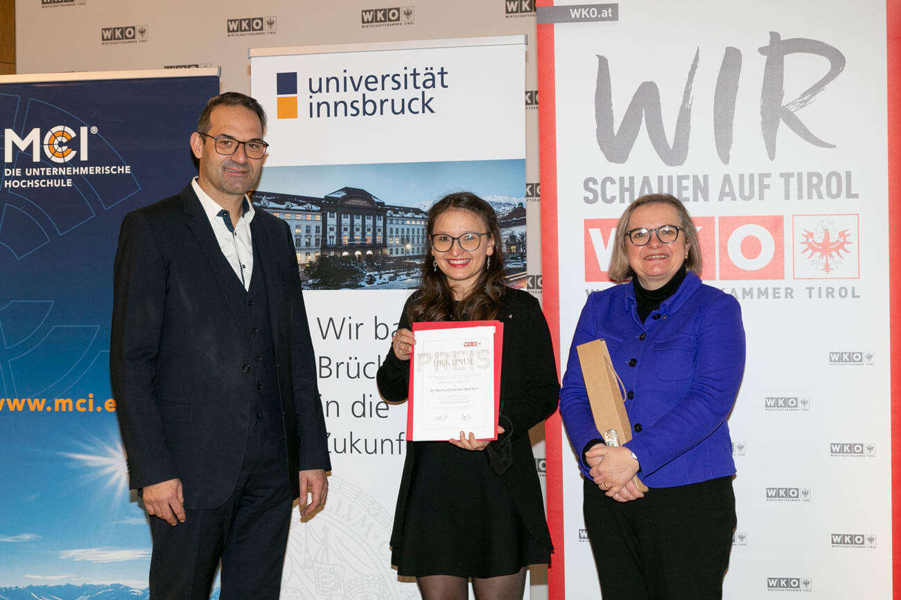 WK-Präsident Christoph Walser und Ulrike Tanzer (Vizerektorin Uni Innsbruck, r.) gratulierten Monica Fernandez-Quintero zur Auszeichnung.
