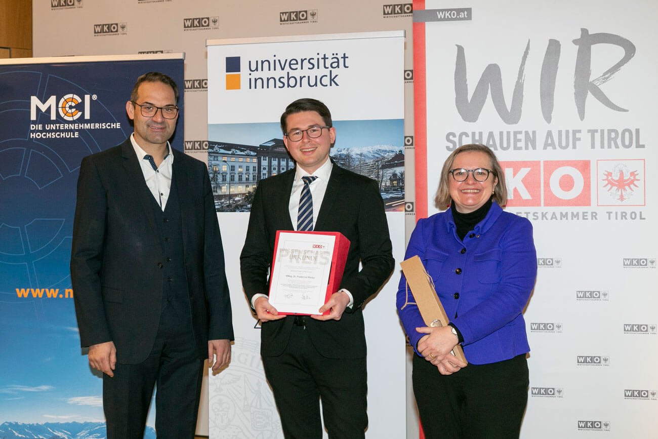 WK-Präsident Christoph Walser (l.) und Ulrike Tanzer (Vizerektorin Uni Innsbruck) gratulierten Frederick Pfeifer zur Auszeichnung.