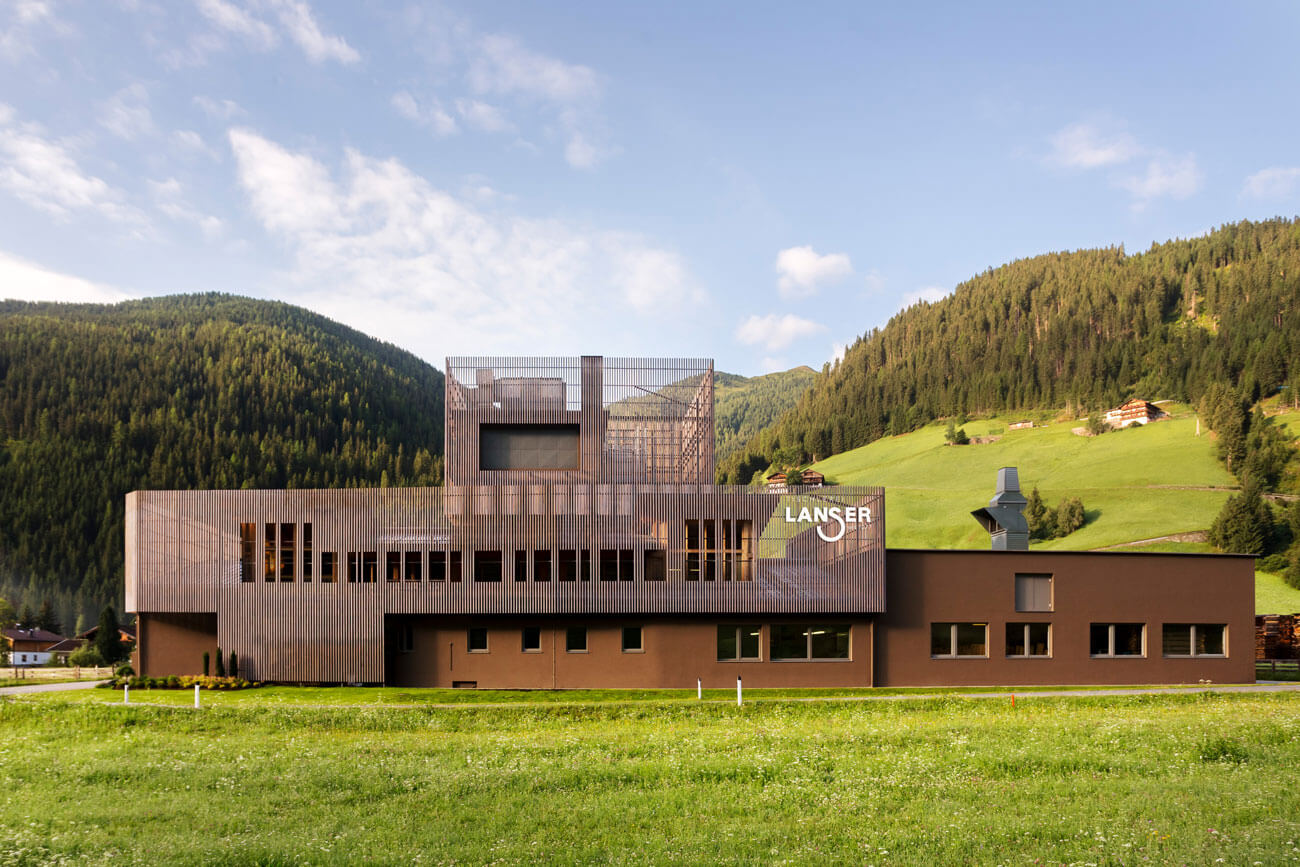 Auch architektonisch ein Highlight: Die Tischlerei Lanser inmitten der Bergwelt des Villgratentales.