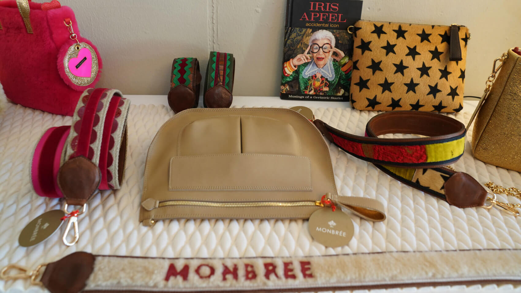 Bei Monbrée findet sich eine breite und bunte Auswahl an Damen- und Herrenhandtaschen, dazu passenden Gurten und Accessoires.
