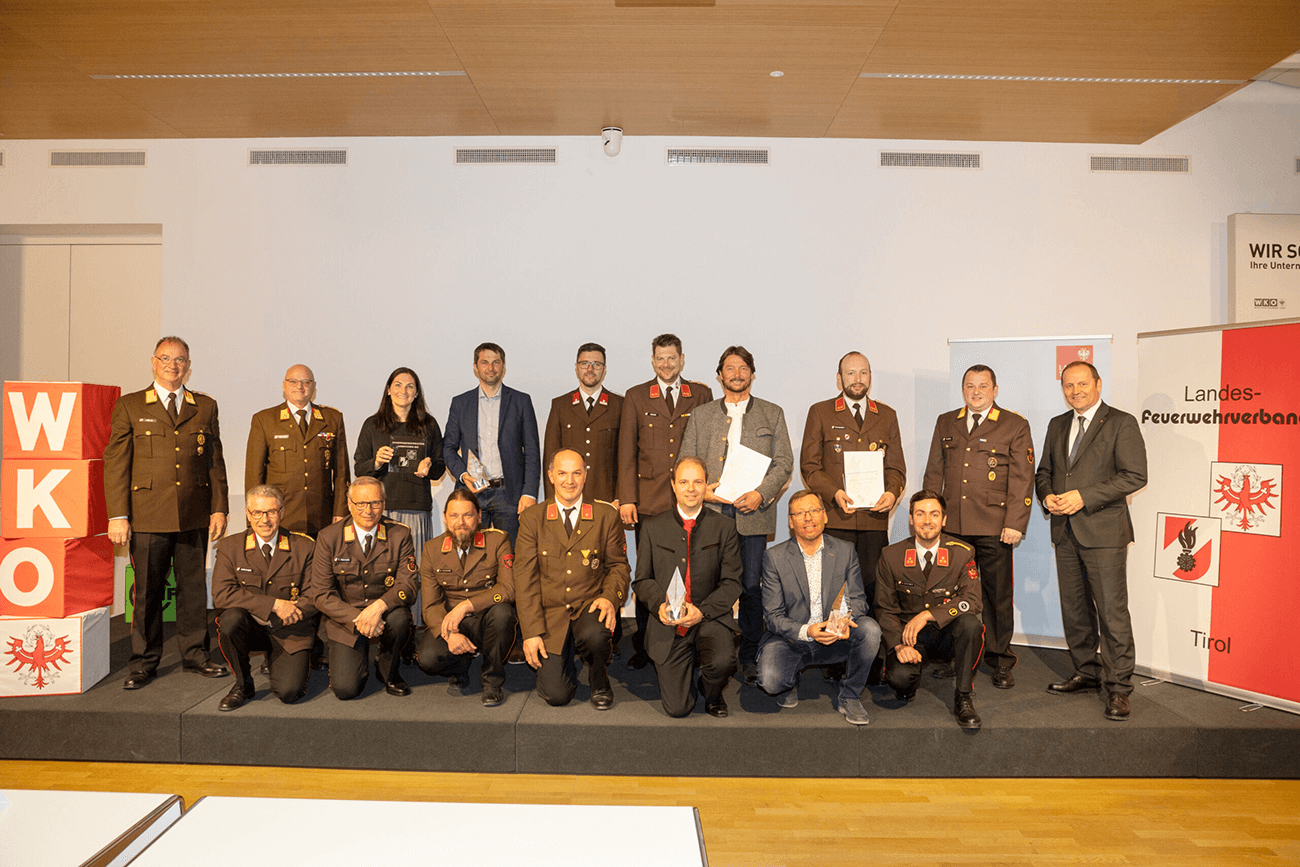 Die geehrten Unternehmer mit Vertretern der Feuerwehren aus dem Bezirk Innsbruck Land