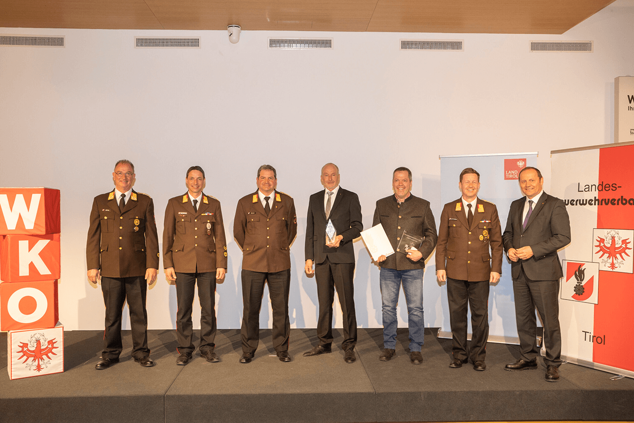 Die geehrten Unternehmer mit Vertretern der Feuerwehren aus dem Bezirk Kitzbühel