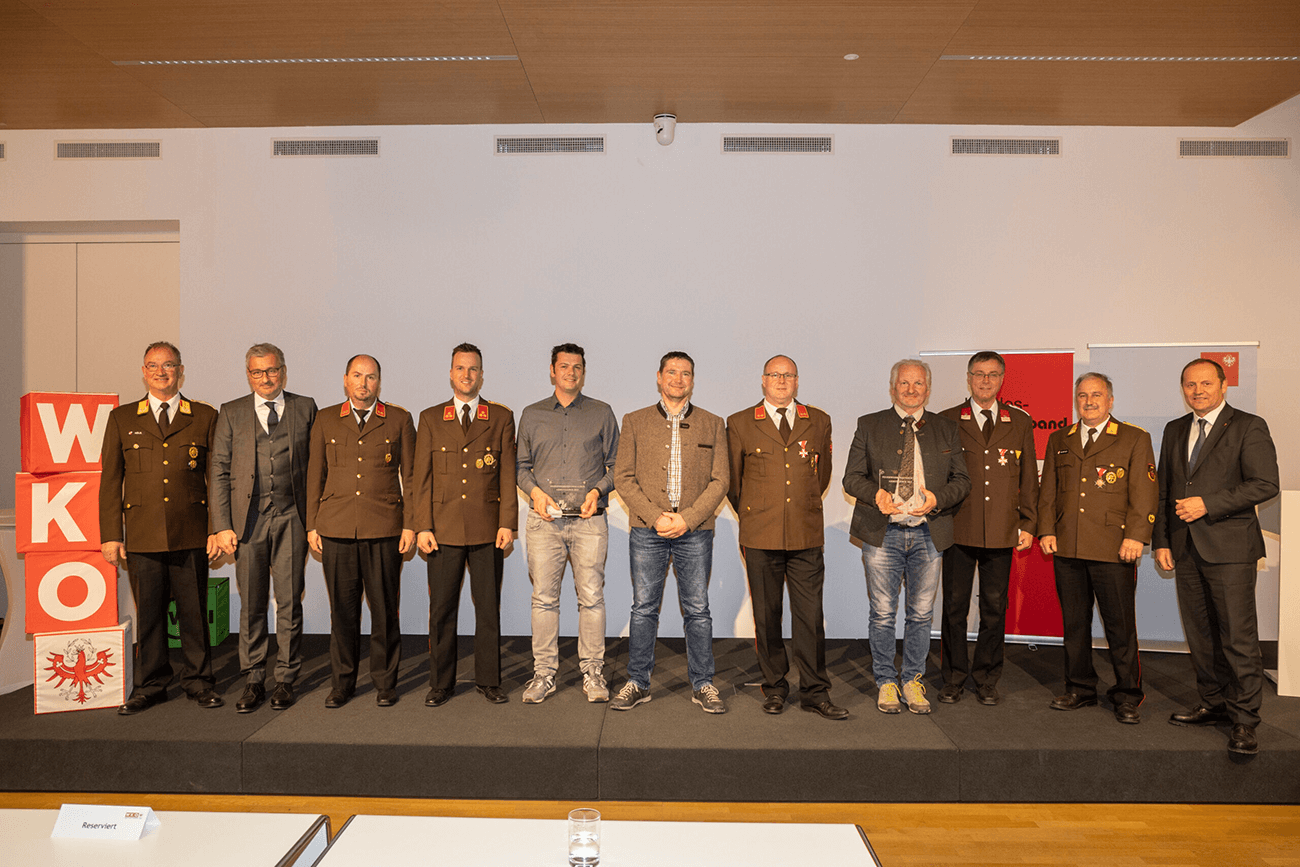 Die geehrten Unternehmer mit Vertretern der Feuerwehren aus dem Bezirk Lienz