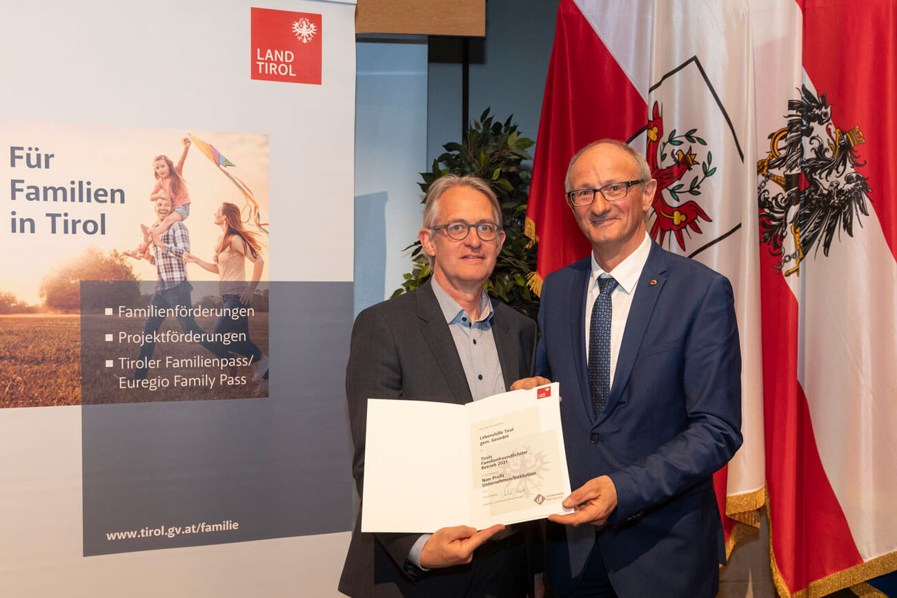 LR Anton Mattle ehrte die Lebenshilfe Tirol gem. GesmbH, Sieger in der Kategorie 5: Non-Profit-Organisationen