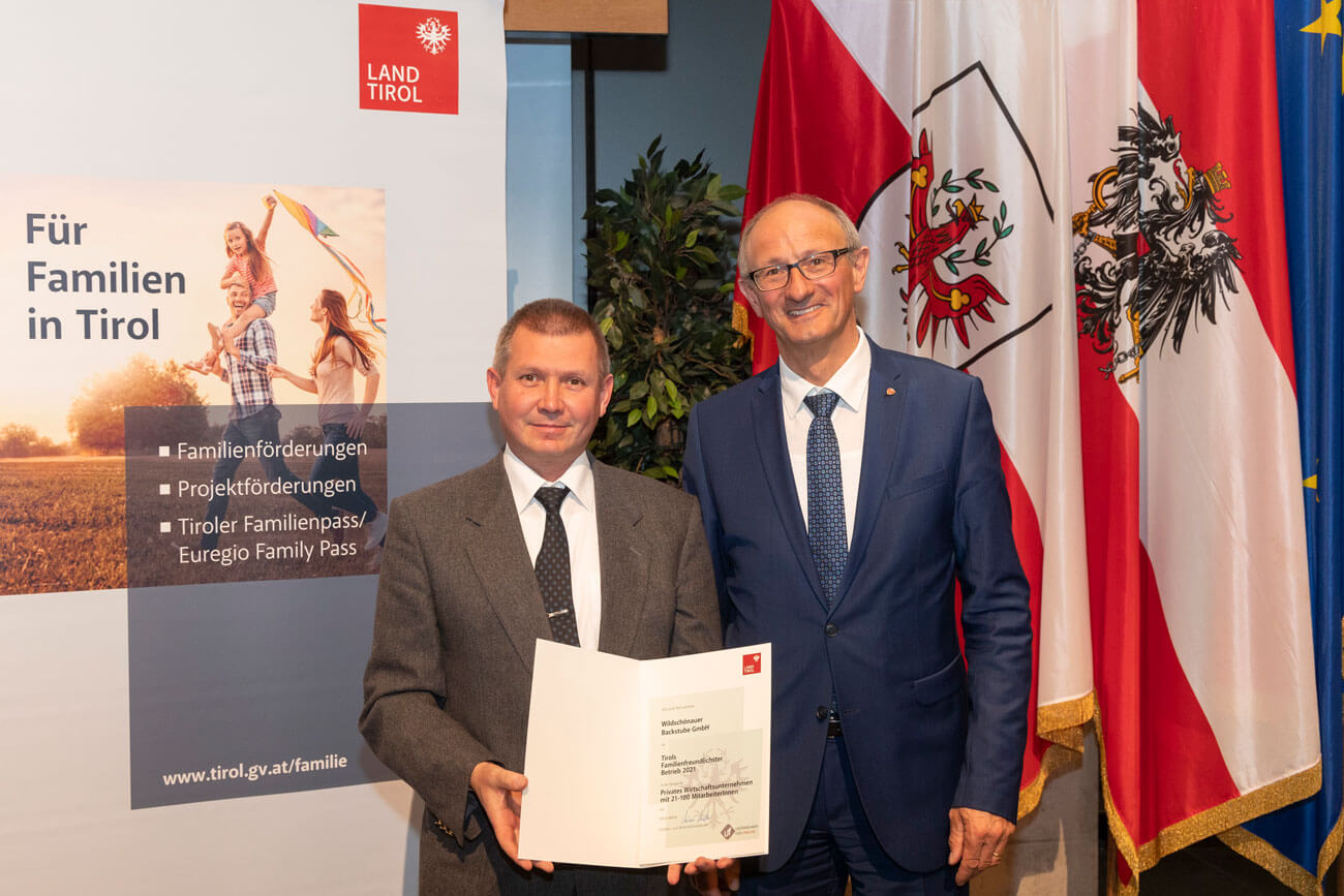 LR Anton Mattle ehrte die Wildschönauer Backstube GmbH, Sieger in der Kategorie 2: Private Wirtschaftsunternehmen mit 21 bis 100 MitarbeiterInnen