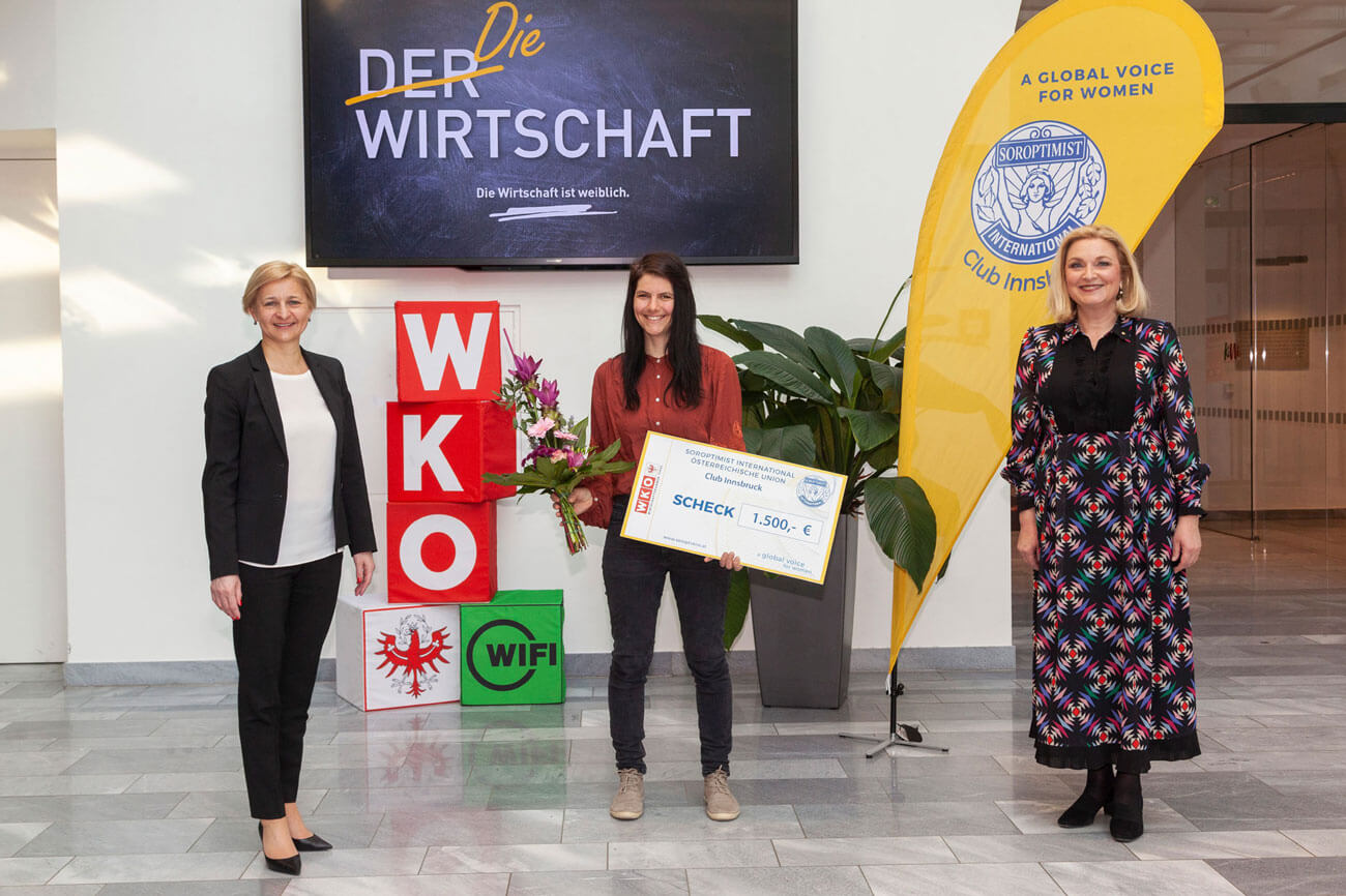 WK-Direktorin Evelyn Geiger-Anker und Elisabeth De Felip-Jaud (Soroptimist International, r.) gratulierten der Preisträgerin Tamara Deuschle.