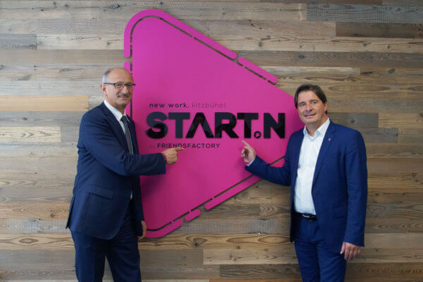 Landesrat Anton Mattle und Bezirksobmann Peter Seiwald (r.) freuen sich über das neue Gründerzentrum START.N in Kitzbühel.