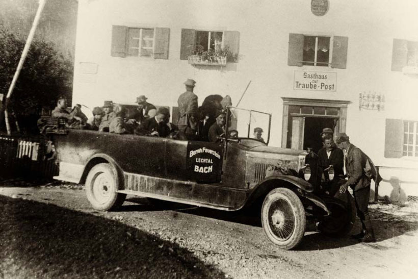 Statt der Kutsche fuhr 1928 erstmals ein Bus mit Verbrennungsmotor zwischen Steeg und Reutte.