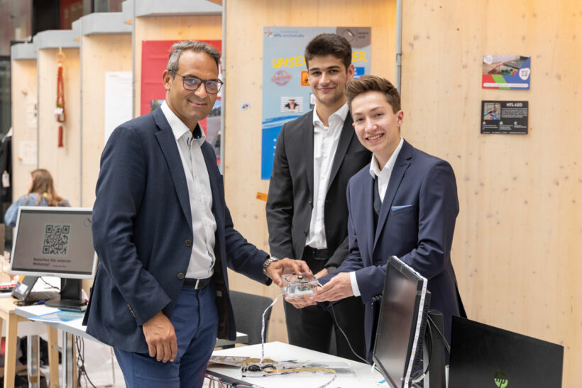WK-Präsident Christoph Walser mit den Gründern der zweitplatzierten Junior Company „HTLed“.