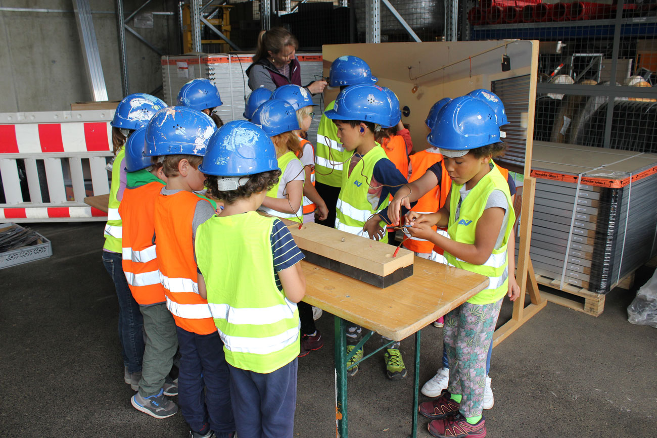 Bei der Erlebniswelt Baustelle erprobten sich die Kinder begeistert als Elektrotechniker.